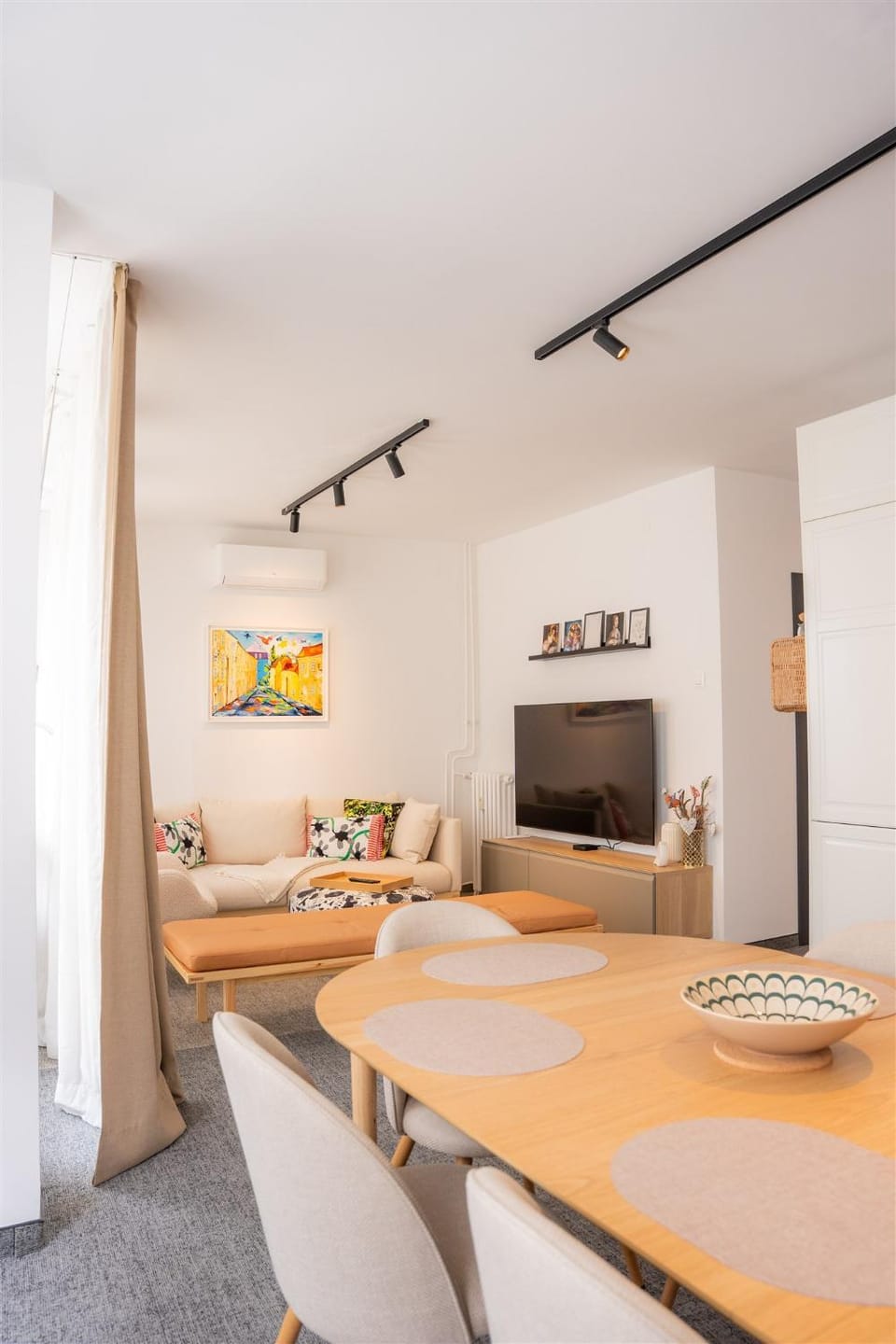 TV and multimedia, Living room, Seating area, Dining area, Evening entertainment