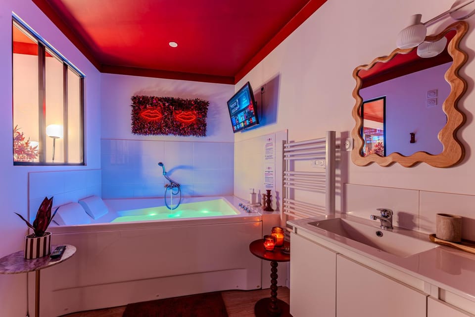 Hot Tub, Bathroom, TV and multimedia, Decorative detail, heating