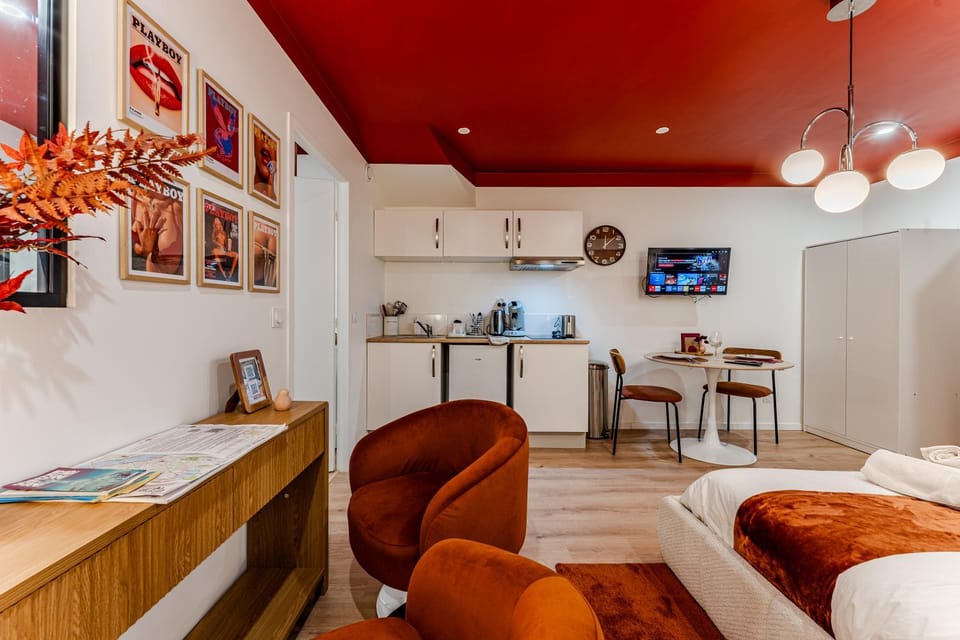 TV and multimedia, Kitchen or kitchenette, Photo of the whole room, Seating area, Dining area, internet, storage