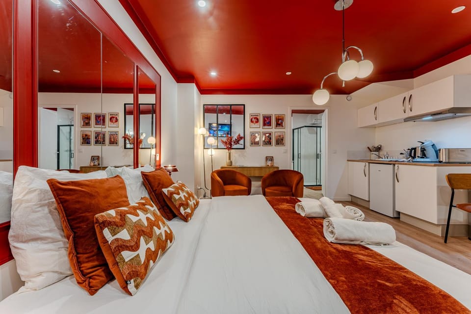 Bed, Kitchen or kitchenette, Bedroom