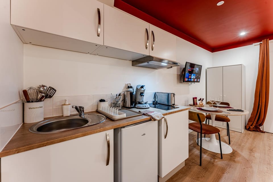 Coffee/tea facilities, Kitchen or kitchenette, Dining area, stove, toaster