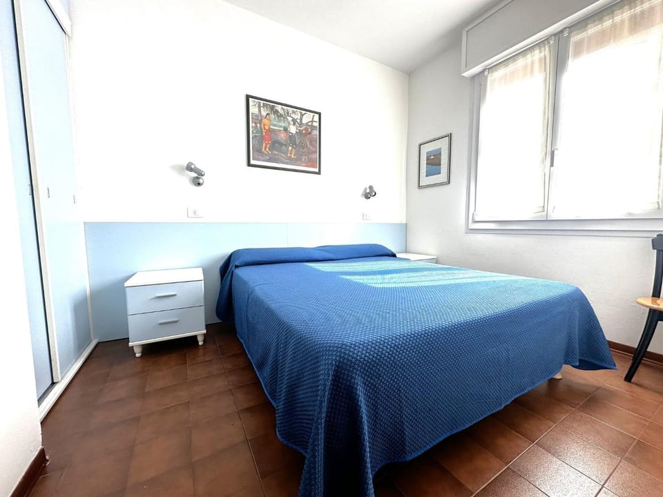 Bed, Decorative detail, Bedroom