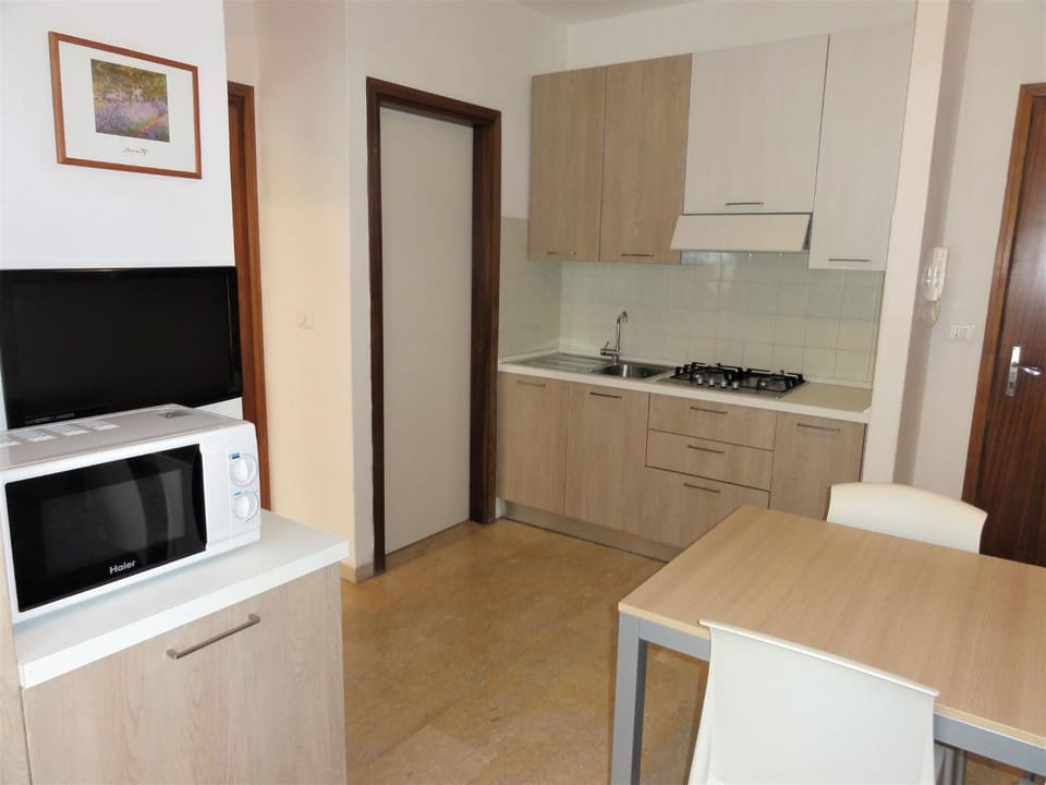 Dining area, kitchen