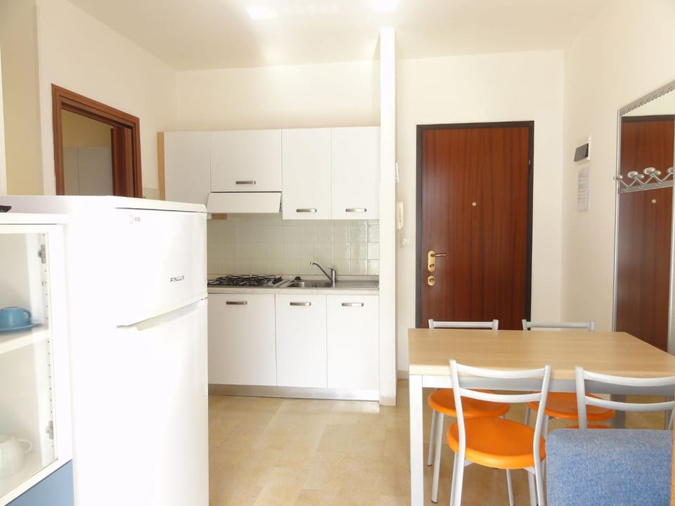 Dining area, kitchen