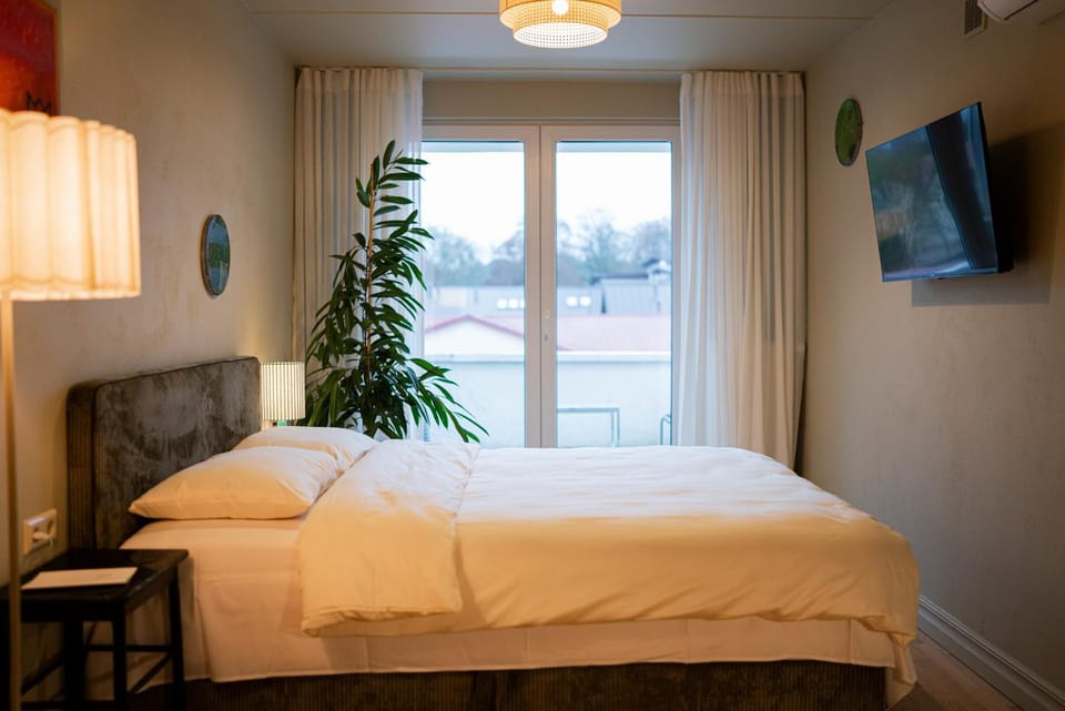 Bed, TV and multimedia, Balcony/Terrace, Bedroom