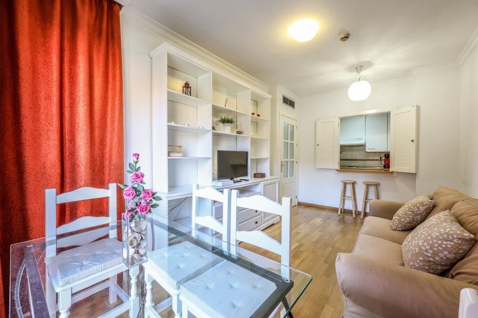 Madrid Stay with Paddle, Gym, Pool, Parking Apartment in Madrid