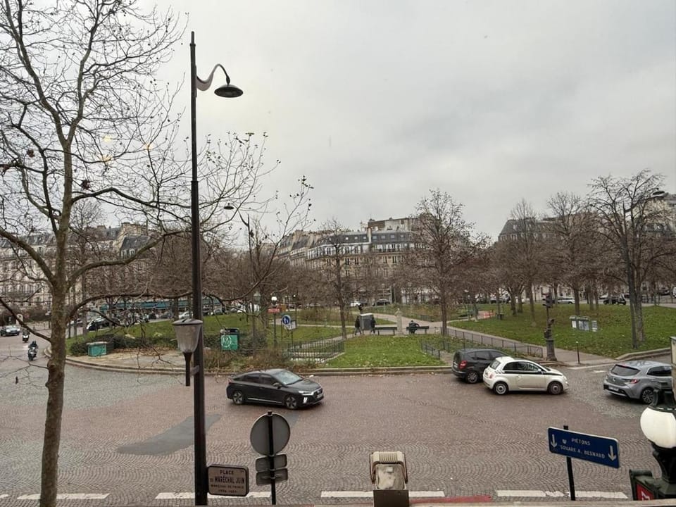 Day, Neighbourhood, Natural landscape, Street view, Location, Parking