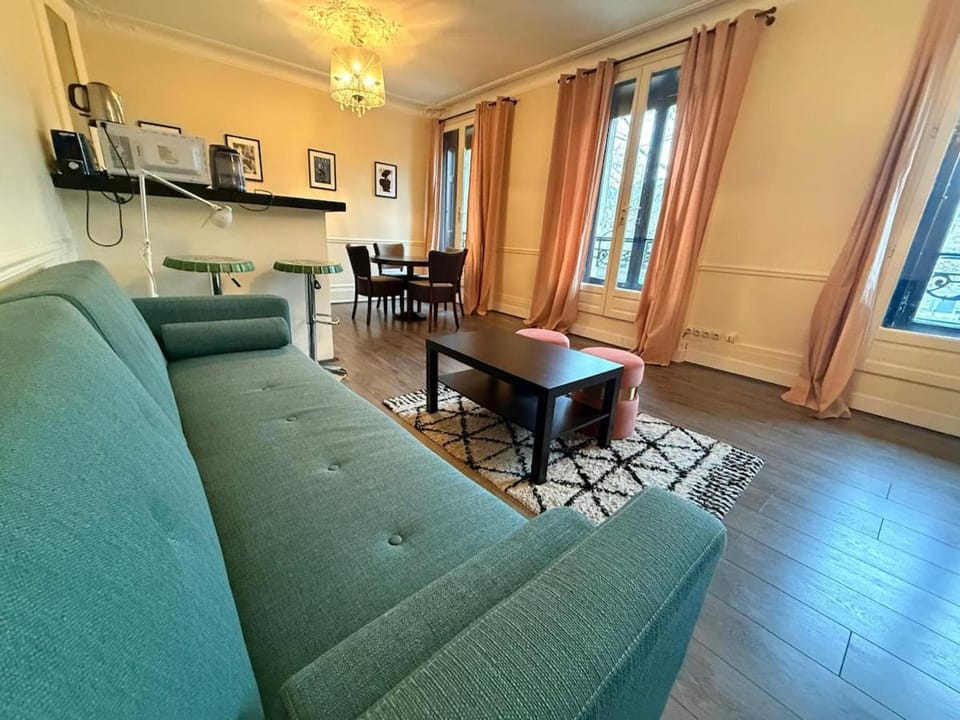 Coffee/tea facilities, Kitchen or kitchenette, Living room, Seating area, Dining area