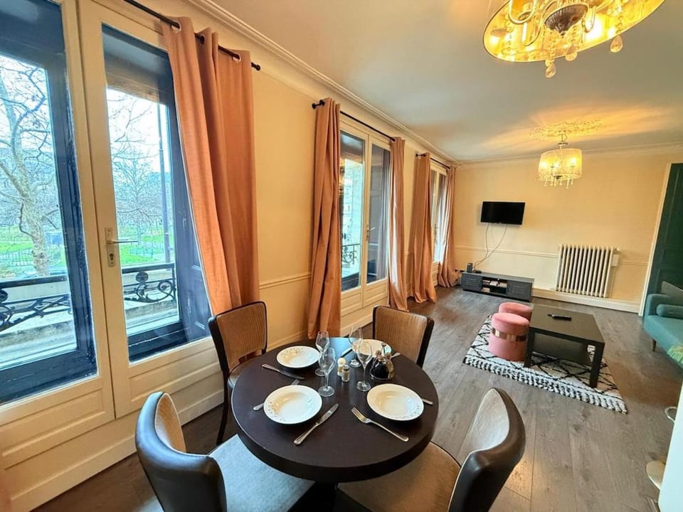 TV and multimedia, Living room, Seating area, Dining area
