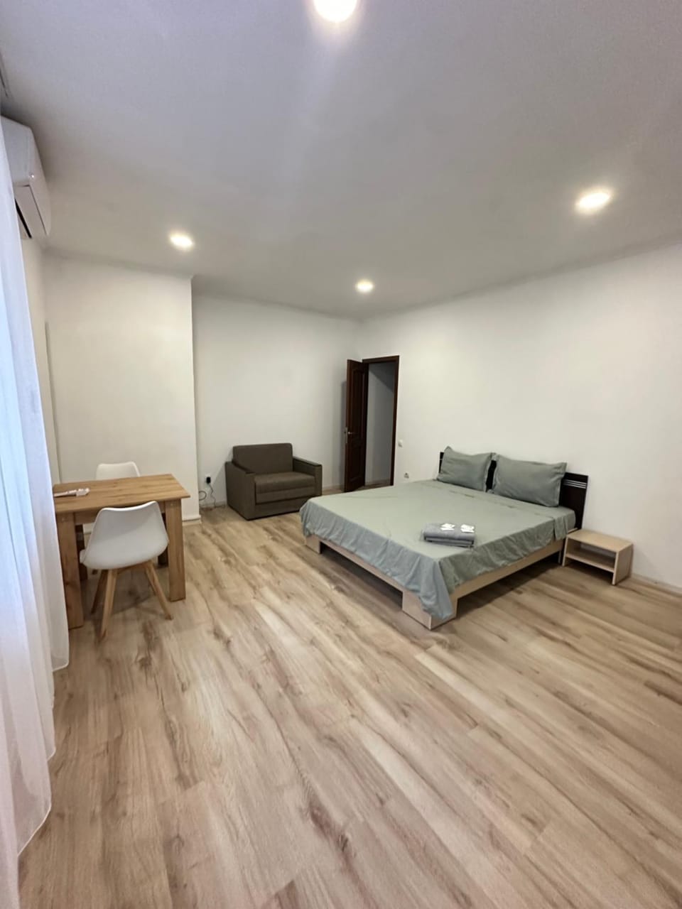 Bed, Photo of the whole room, Seating area, Bedroom