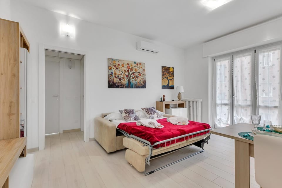 Living room, towels, air conditioner