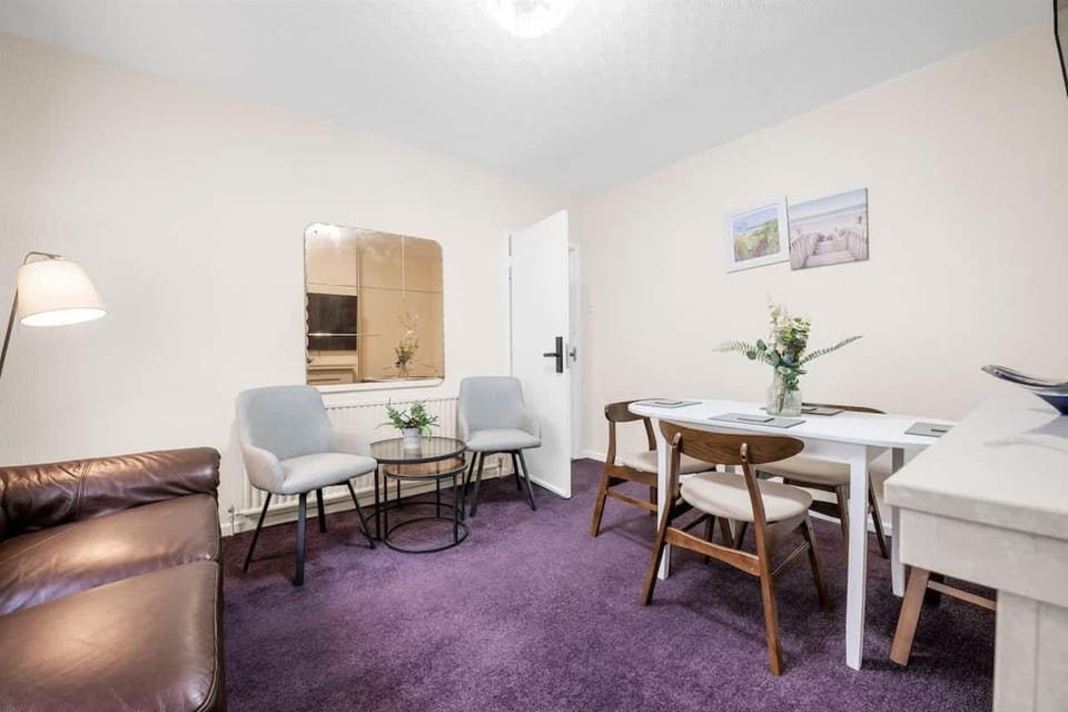 4 Bed Northenden Home Free Parking House in Manchester