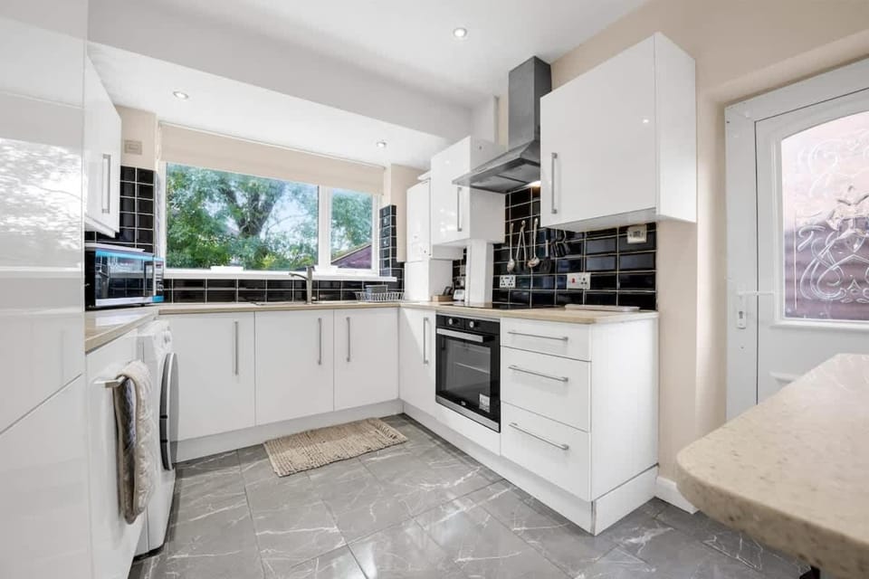 4 Bed Northenden Home Free Parking House in Manchester