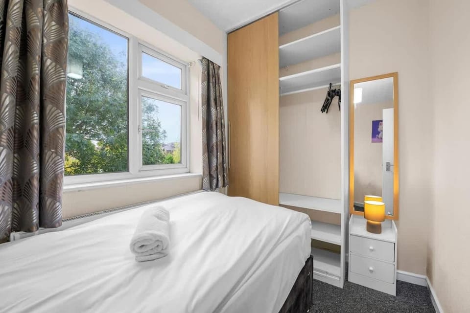 4 Bed Northenden Home Free Parking House in Manchester