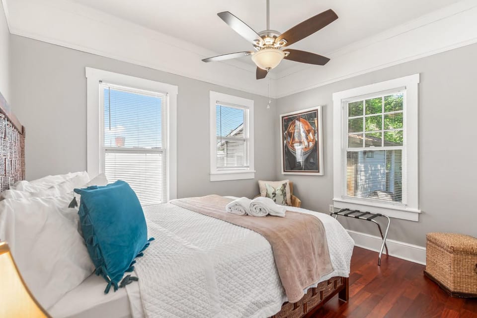 2BR Bungalow - Cozy Holiday Home Near Downtown & Beach House in Saint Augustine