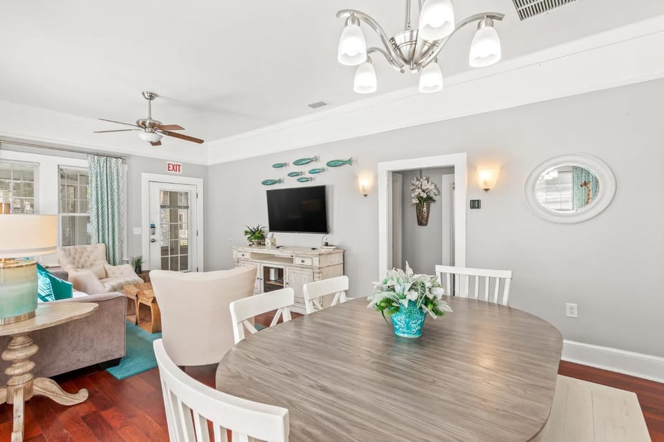 2BR Bungalow - Cozy Holiday Home Near Downtown & Beach House in Saint Augustine