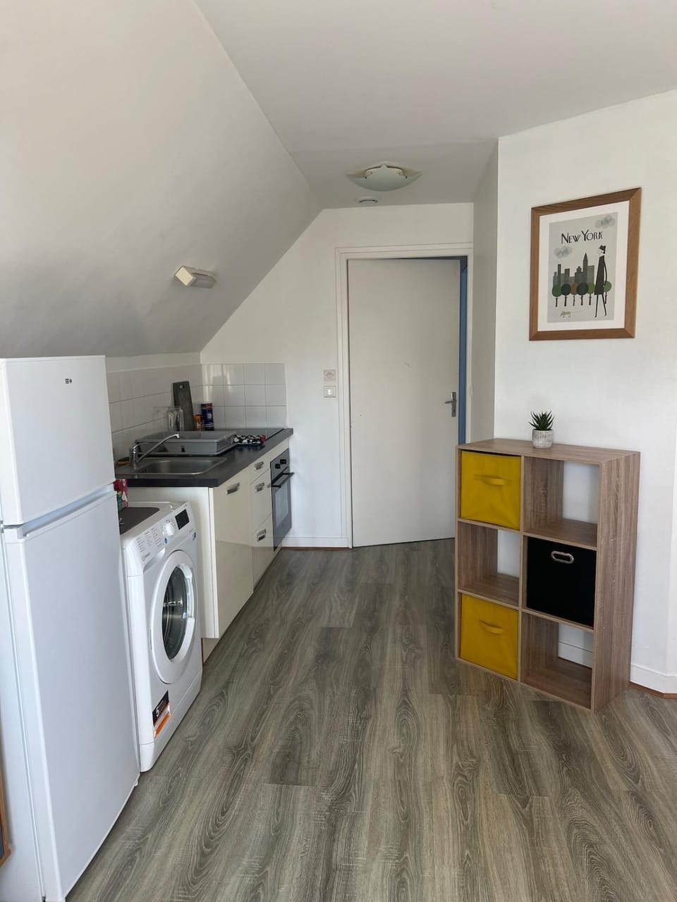 Kitchen or kitchenette, oven, stove, washing machine