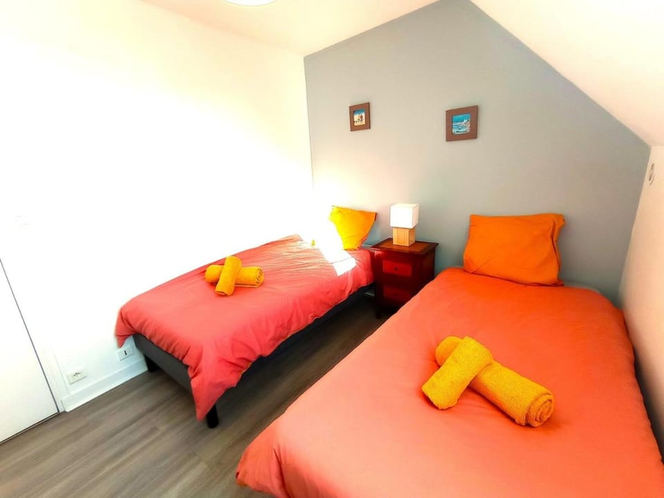 Photo of the whole room, Bedroom