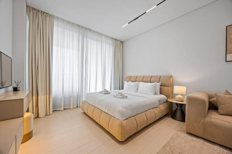 Luxury Studio with Private Jacuzzi &Canal View Apartment in Dubai