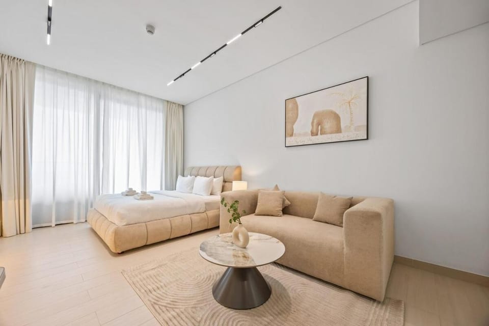 Luxury Studio with Private Jacuzzi &Canal View Apartment in Dubai
