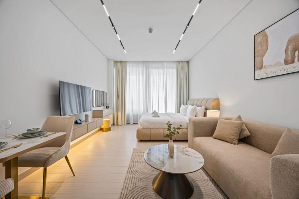 Luxury Studio with Private Jacuzzi &Canal View Apartment in Dubai