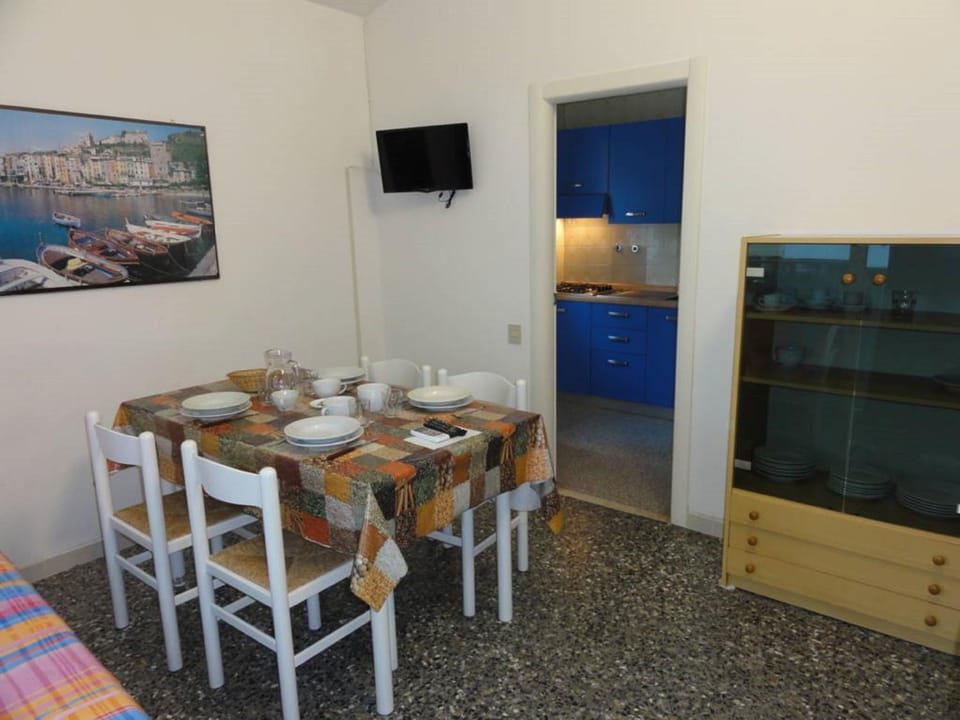 Communal lounge/ TV room, TV and multimedia, Dining area