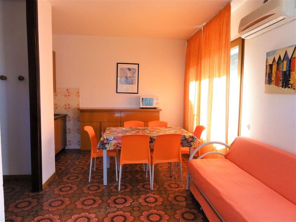 Living room, Decorative detail, Dining area