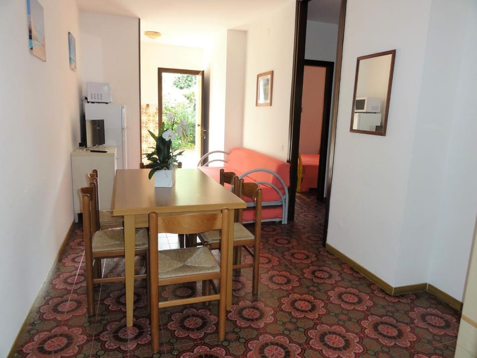 Living room, Decorative detail, Dining area