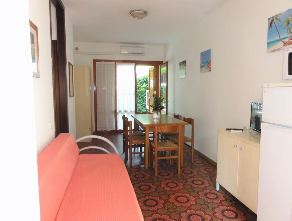 Living room, Decorative detail, Dining area
