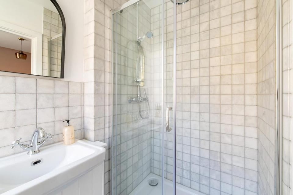 2BR Flat 10min to London Bridge Apartment in London Borough of Southwark