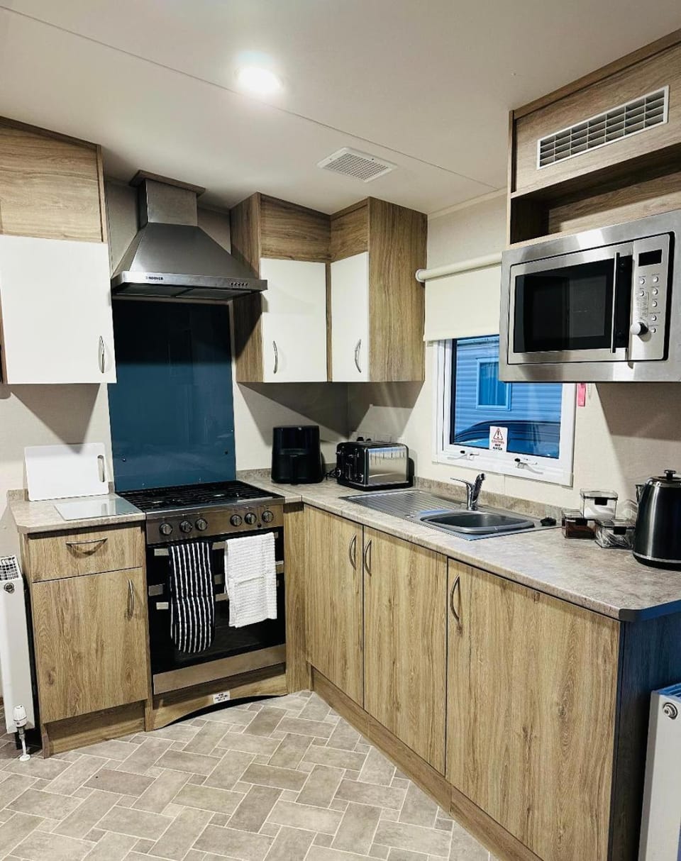 Kitchen or kitchenette, oven, pet friendly, stove, toaster