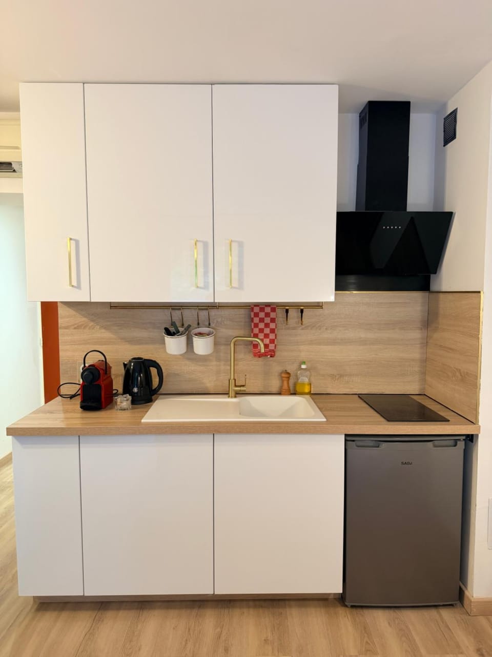 Coffee/tea facilities, Kitchen or kitchenette, stove