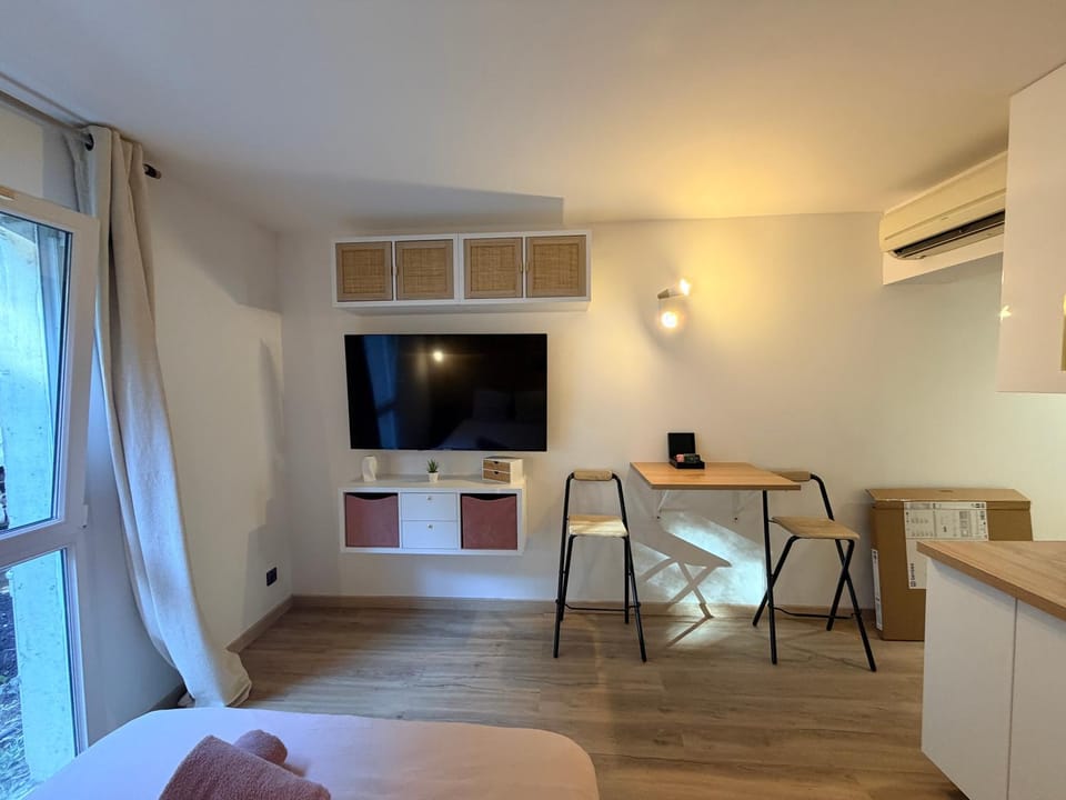 TV and multimedia, Photo of the whole room, Dining area, Bedroom, air conditioner