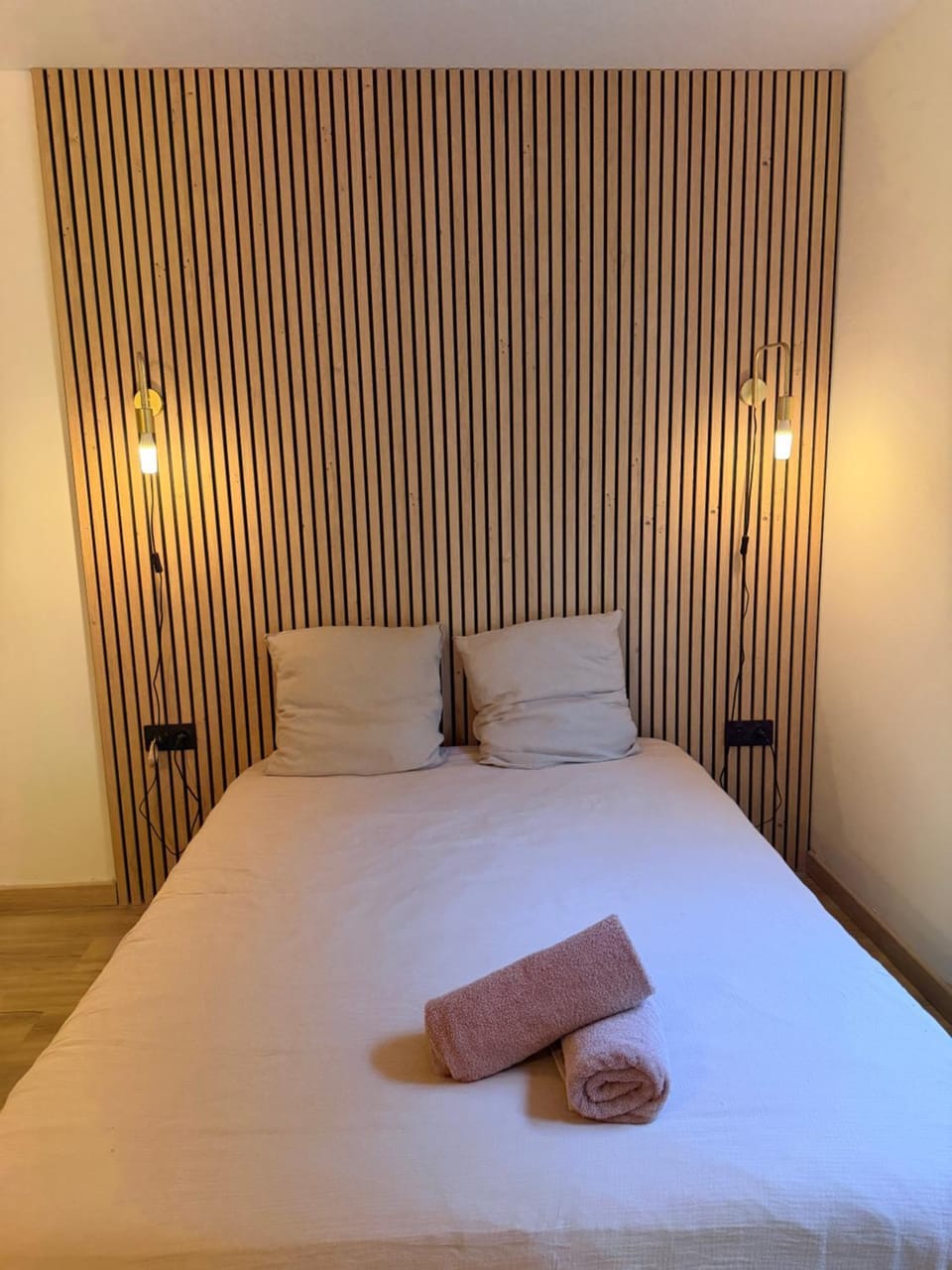 Bed, Bedroom, towels