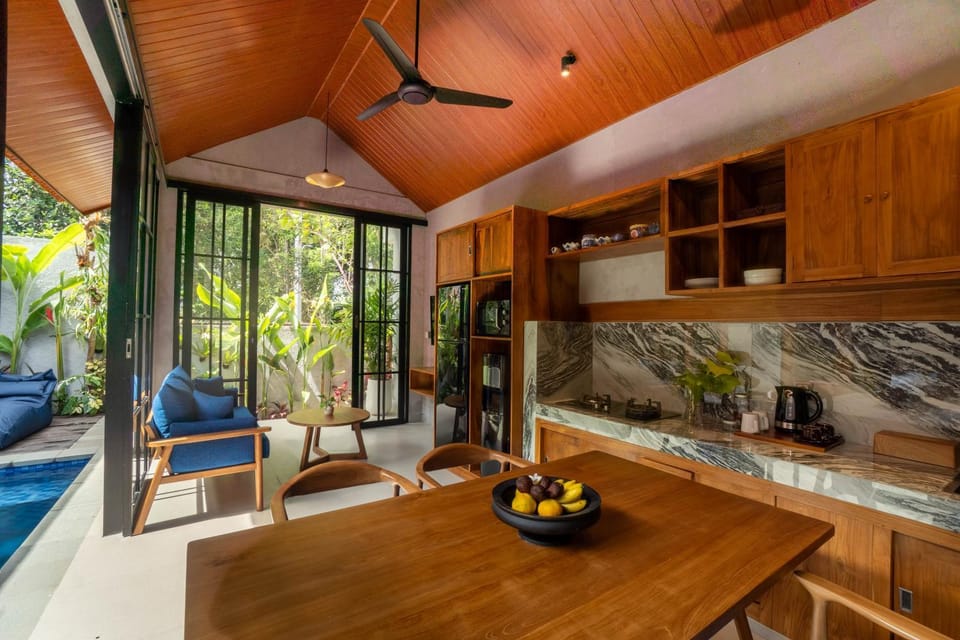 Kitchen or kitchenette, Living room, Seating area, Dining area, minibar, stove