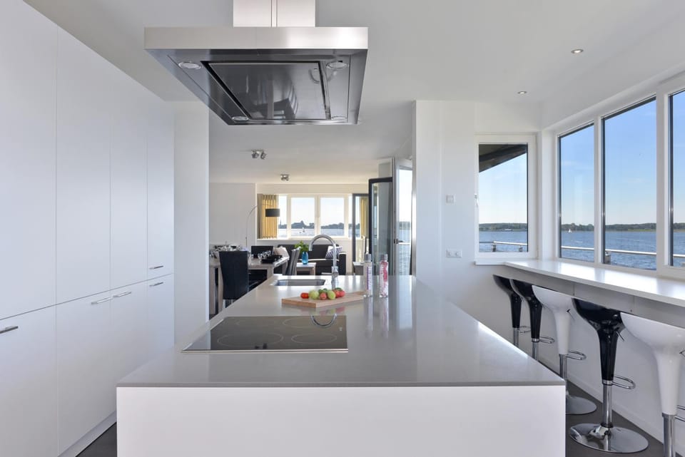 Kitchen or kitchenette, Lake view