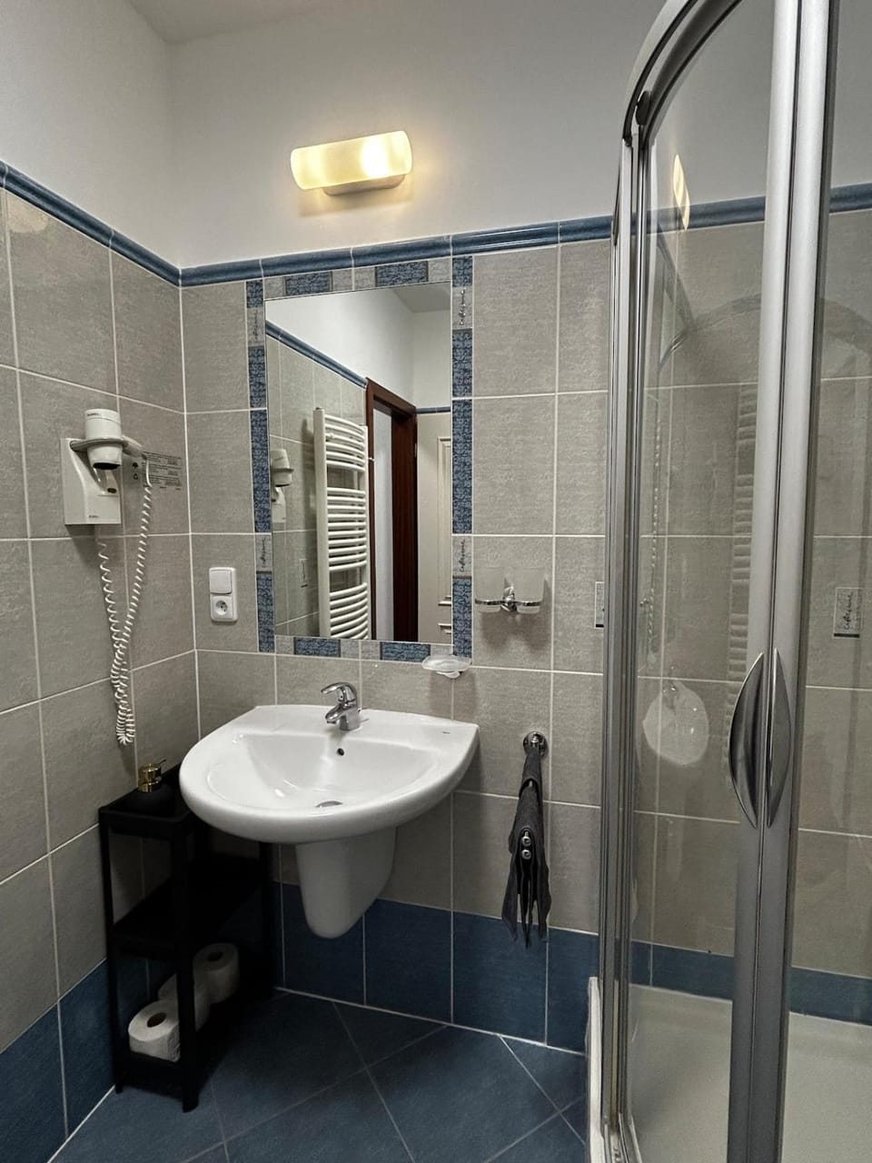 Shower, Bathroom, towels