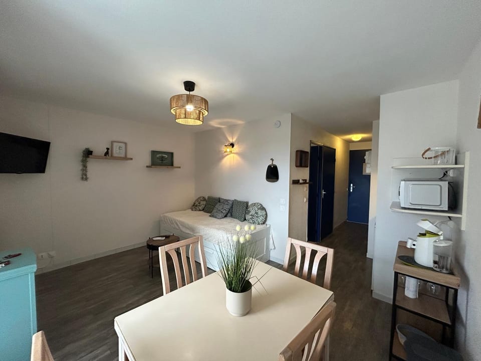 TV and multimedia, Kitchen or kitchenette, Dining area, stove