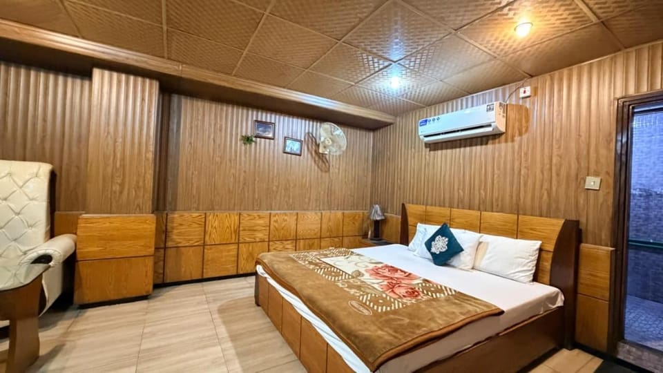Bed, Seating area, Bedroom, air conditioner
