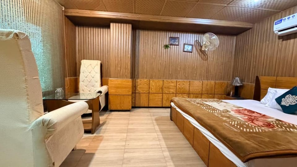 Bed, Seating area, Bedroom