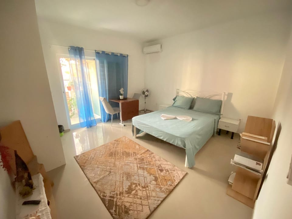 Bed, Bedroom, air conditioner