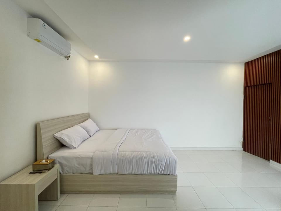 Bed, Photo of the whole room, Bedroom, air conditioner