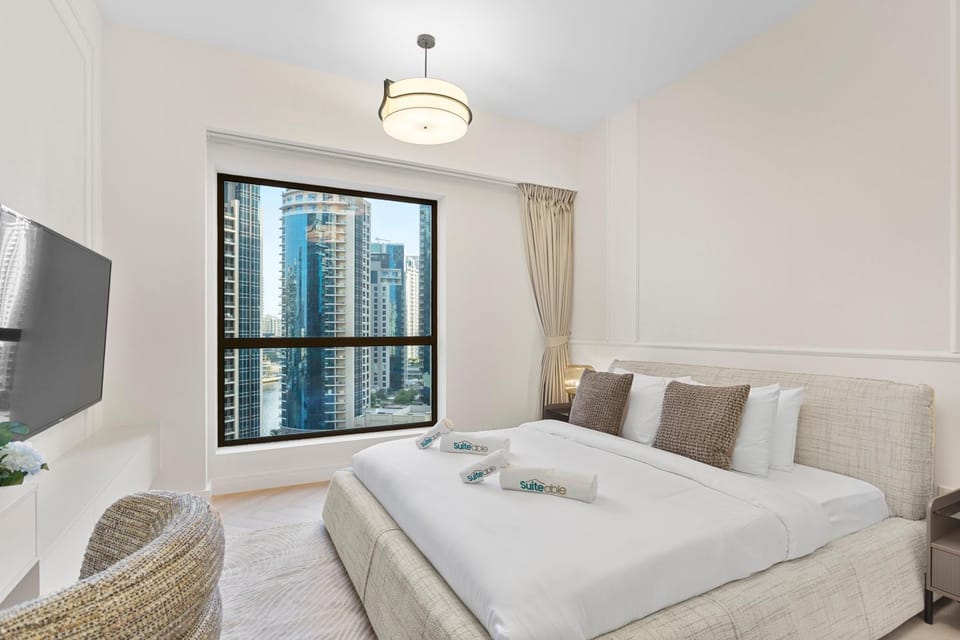 Bed, TV and multimedia, Seating area, Bedroom