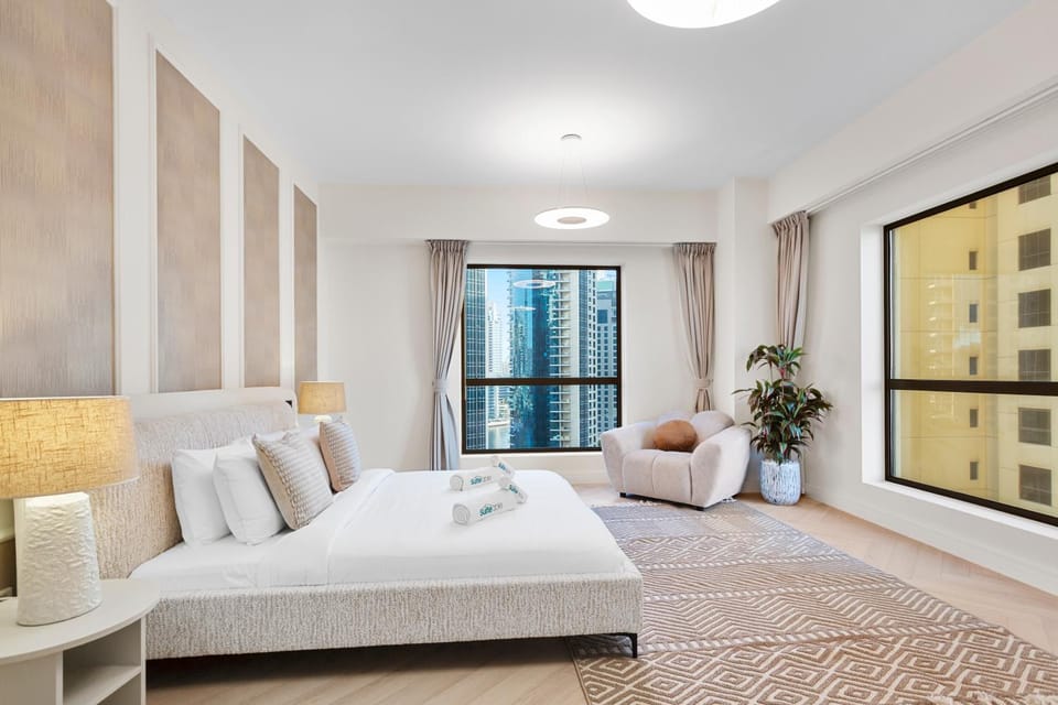 Bed, Photo of the whole room, Seating area, Bedroom