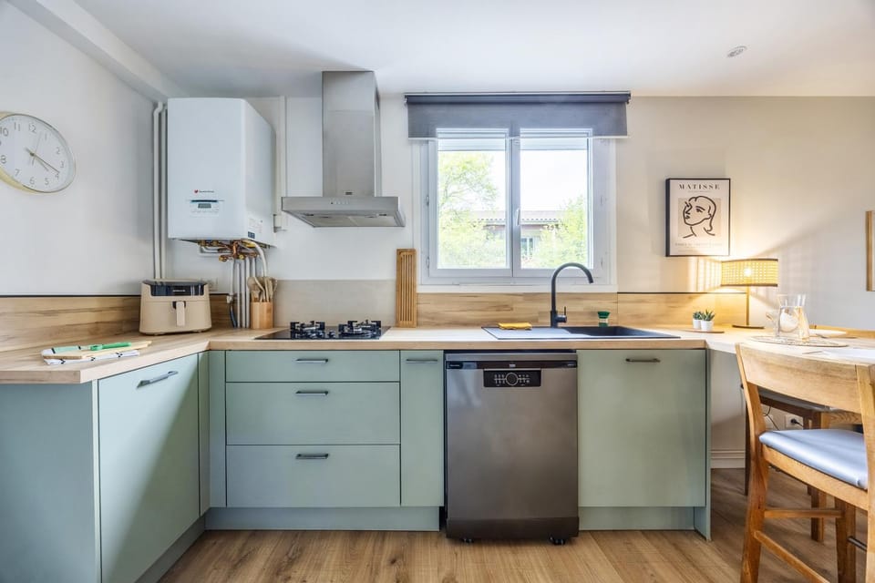 Coffee/tea facilities, dishwasher, oven, pet friendly, stove, toaster, kitchen