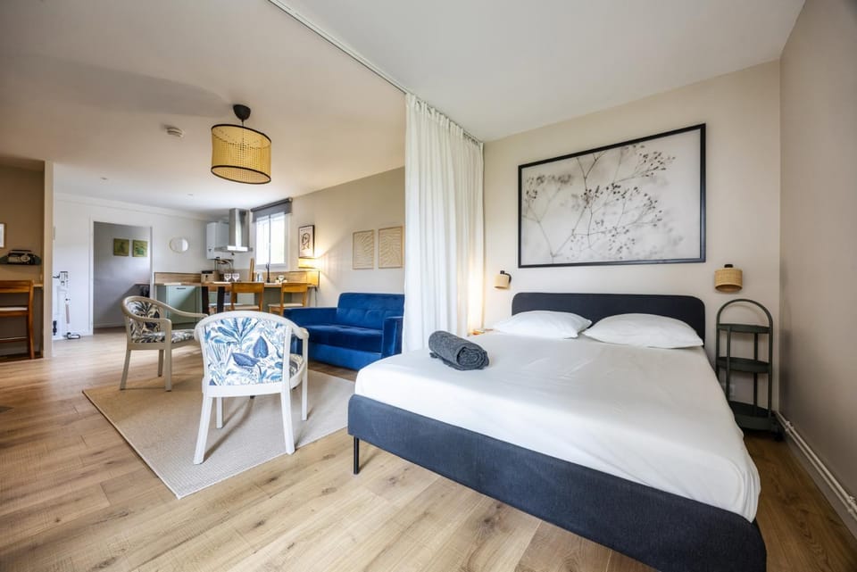 Bed, Photo of the whole room, Seating area, Dining area, Bedroom, towels