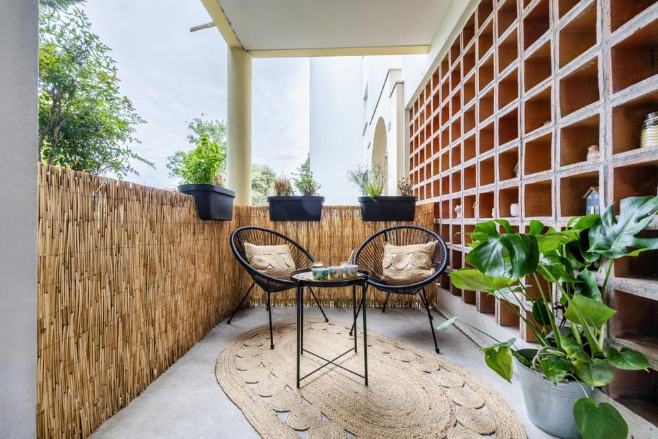 Patio, Day, Seating area, Dining area, Garden view