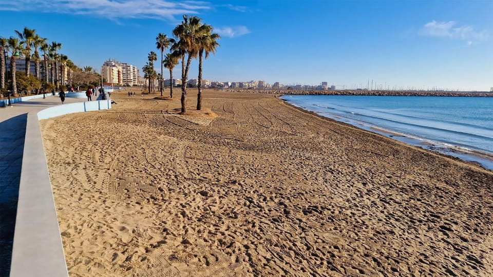 Private jacuzzi, heated pool, AC, garage, 250m beach, Apartment in Torrevieja