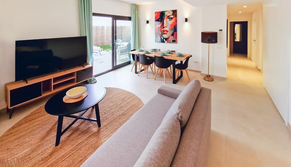 Private jacuzzi, heated pool, AC, garage, 250m beach, Apartment in Torrevieja