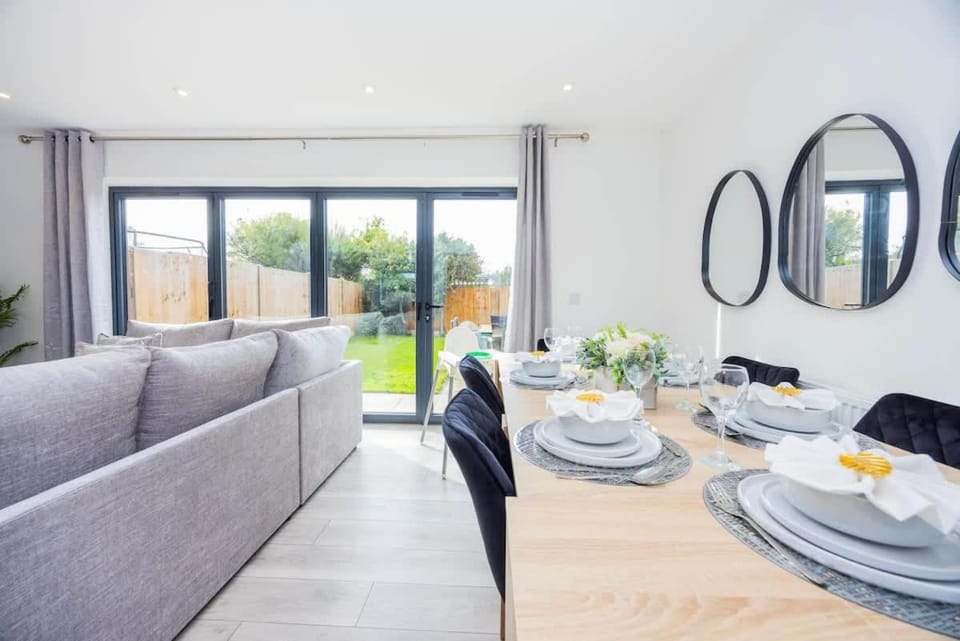 New 3 Bed House, Sittingbourne, Sleeps 7, Contractors, Families , Weekly and Monthly Offers House in Sittingbourne
